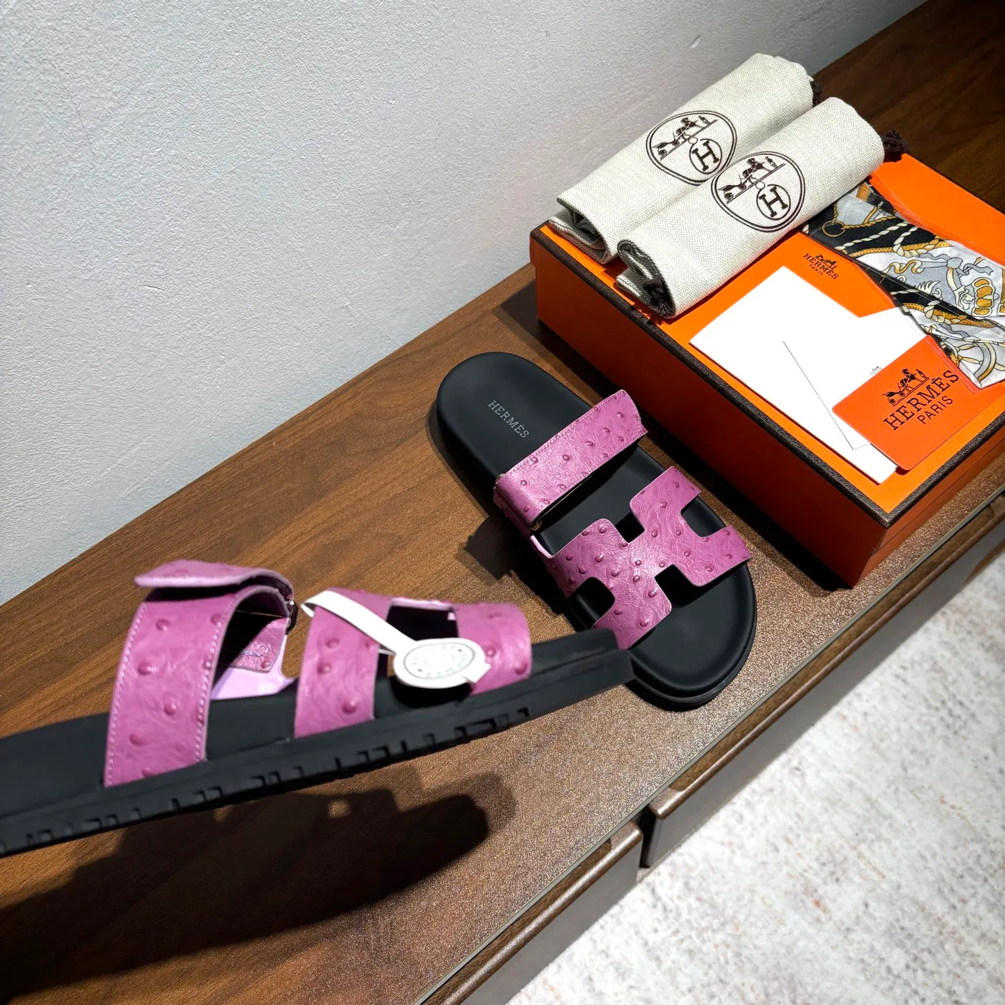 👟👟Ex-factory price 520👟👟 Men's size +10 Brand💗: HERMES Number💗: H8018-210199 Color💗: Ostrich pattern new color system Size 💗: 35 to 40 38-45 Upper material: imported calfskin Outsole material: Tpu anti-slip and wear-resistant outsole 🆕🆕🆕HERMES 2025 latest color matching, original purchased and dismantled, imported custom fabrics. All colors have been adjusted N times, striving to be zero different from the original! The top version for women 💰 Erjie's shoes that have become extremely popular recently - chypre sandals, which are comfortable for all ages and are cute and cute. Paired with various colored socks, it’s so trendy